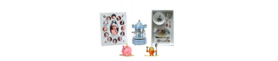 Adorables articles (tirelires, couverts, cadre photos, figurines, bavoirs...) pour les naissances et la petite enfance.